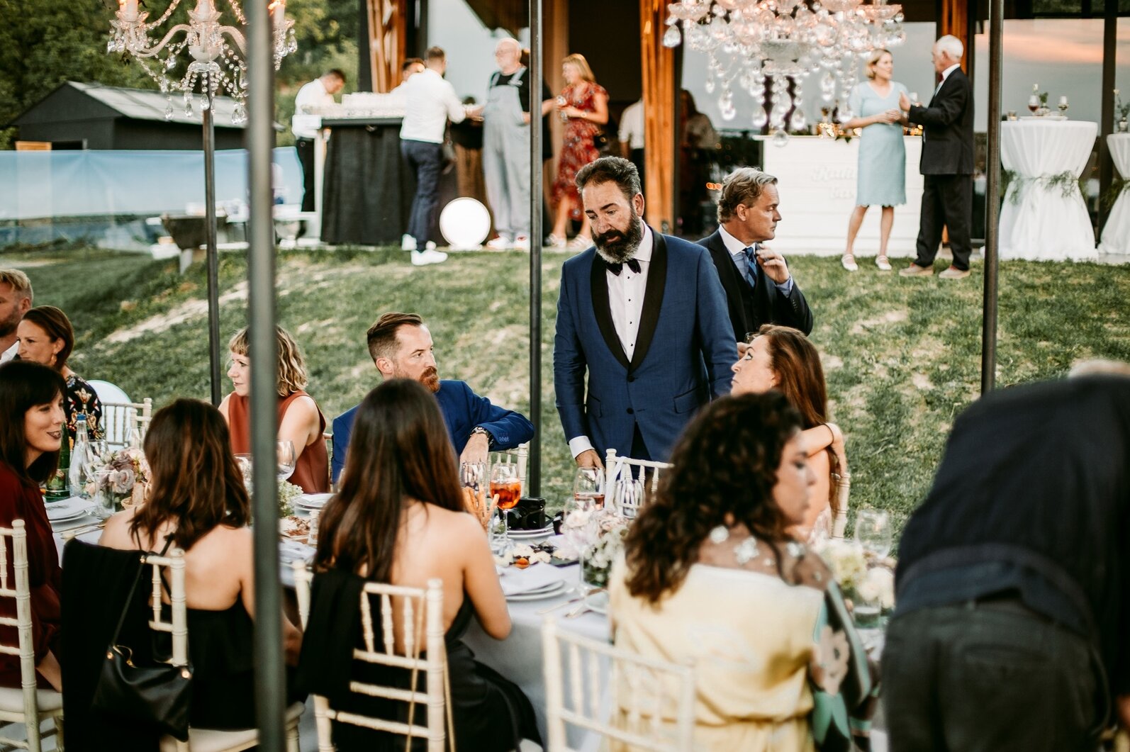 Panoramski pogled na imanje i Dunav u zlatnom satu