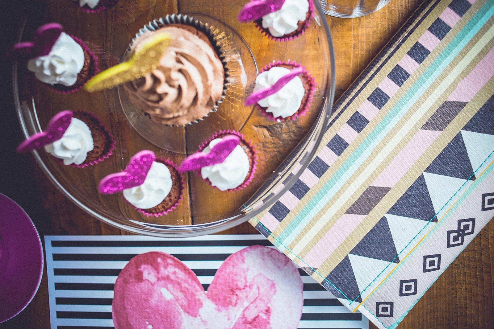 Pogled odozgo — kapkejkovi sa srcima, Frajer kartica i šareni rekviziti na stolu