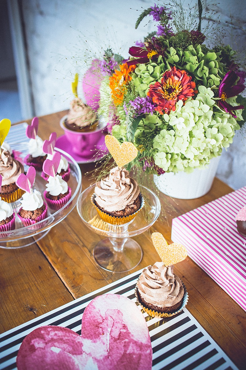 Sto sa kapkejkovima, cvećem i dekoracijama — pogled odozgo