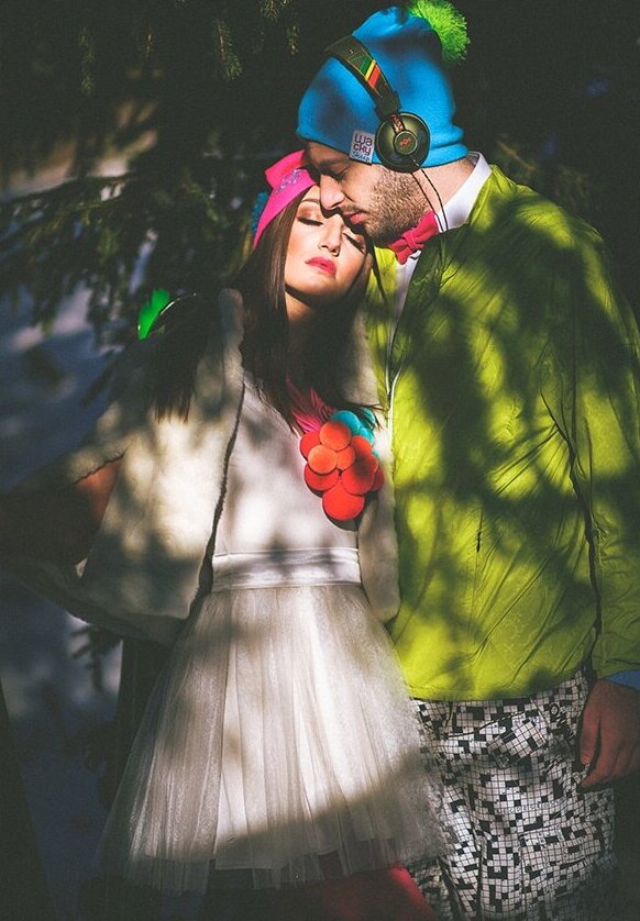 Detalji pletenica i aksesoara u neon bojama