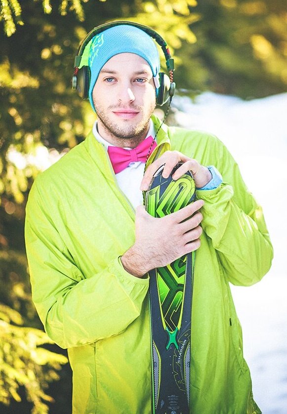 Mlada u beloj til haljini sa roze rukavicama i pink mašnom