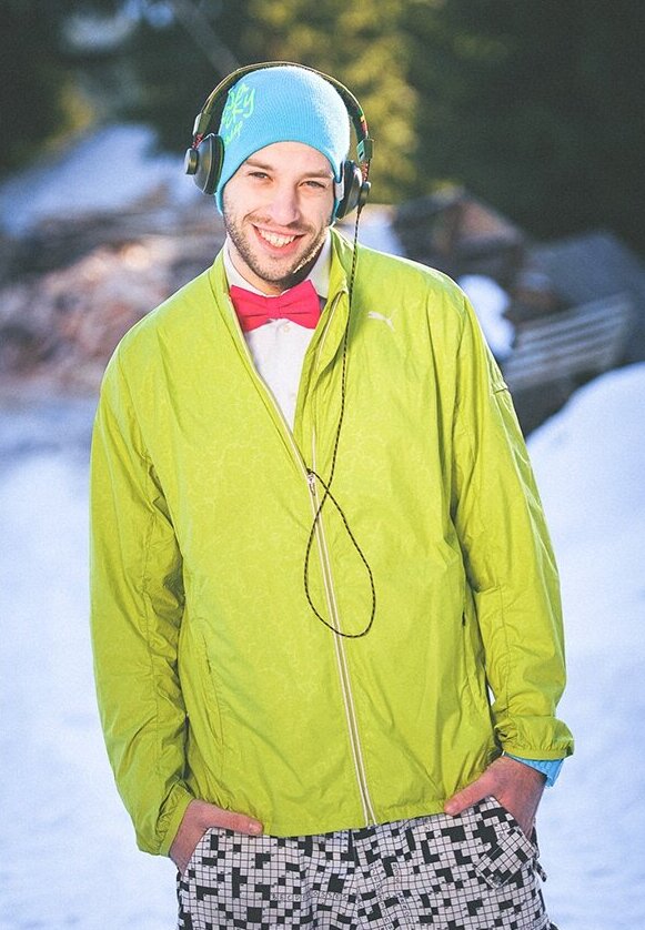 Par na snegu sa skijama i bordom