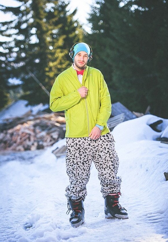 Blizak portret para u snežnom ambijentu