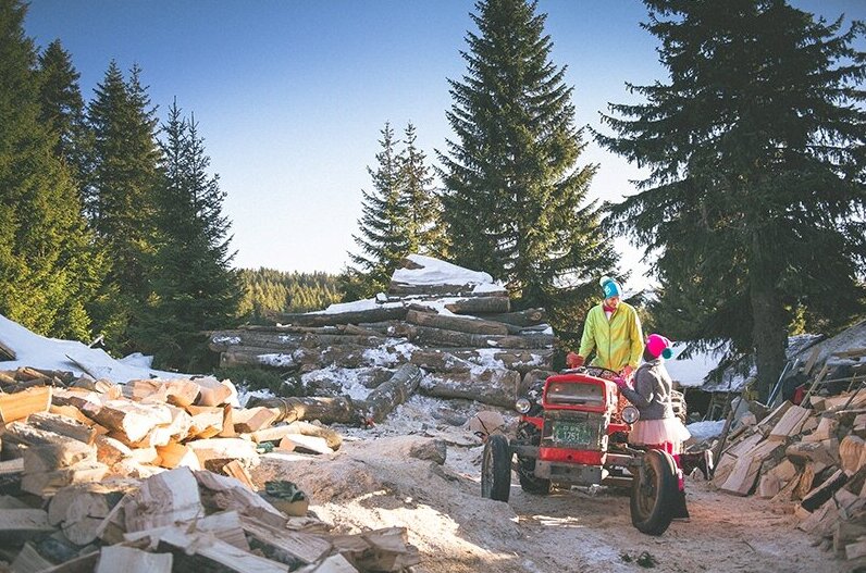 Par se smeje u snegu