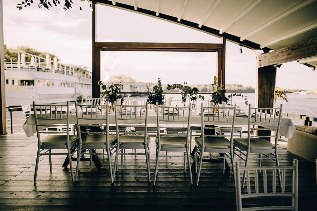 Eukaliptus i sveće na stolu