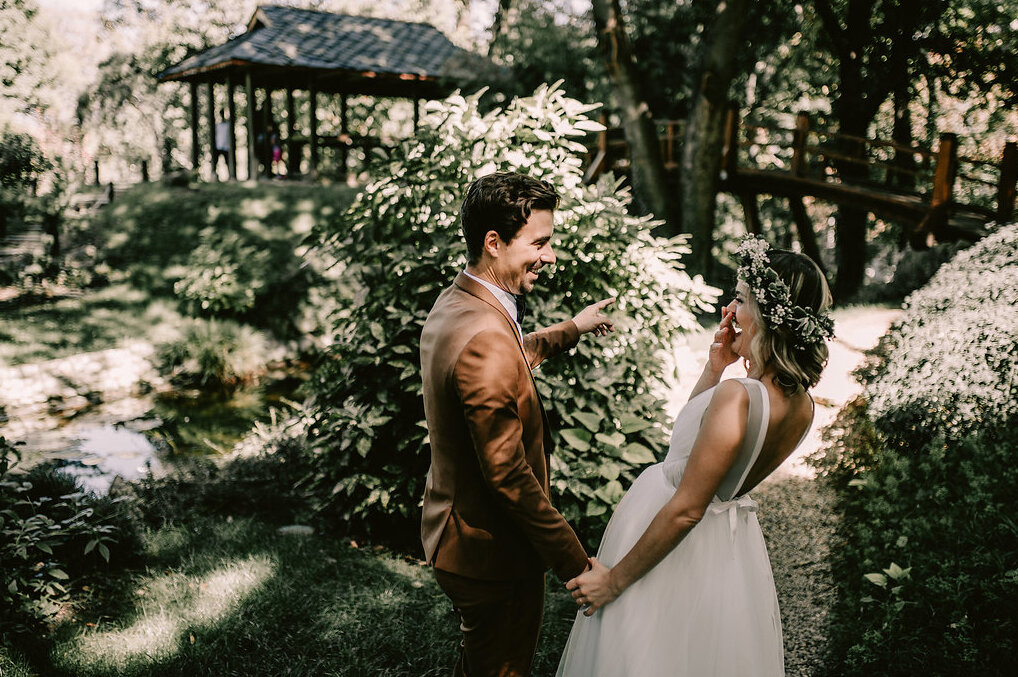 Romantičan trenutak u bašti