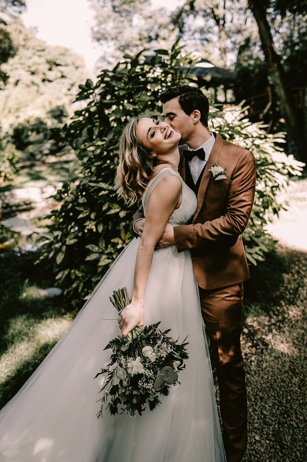 Portret mlade sa vencem u kosi