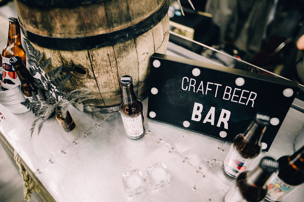 Craft Beer BAR natpis sa burićem