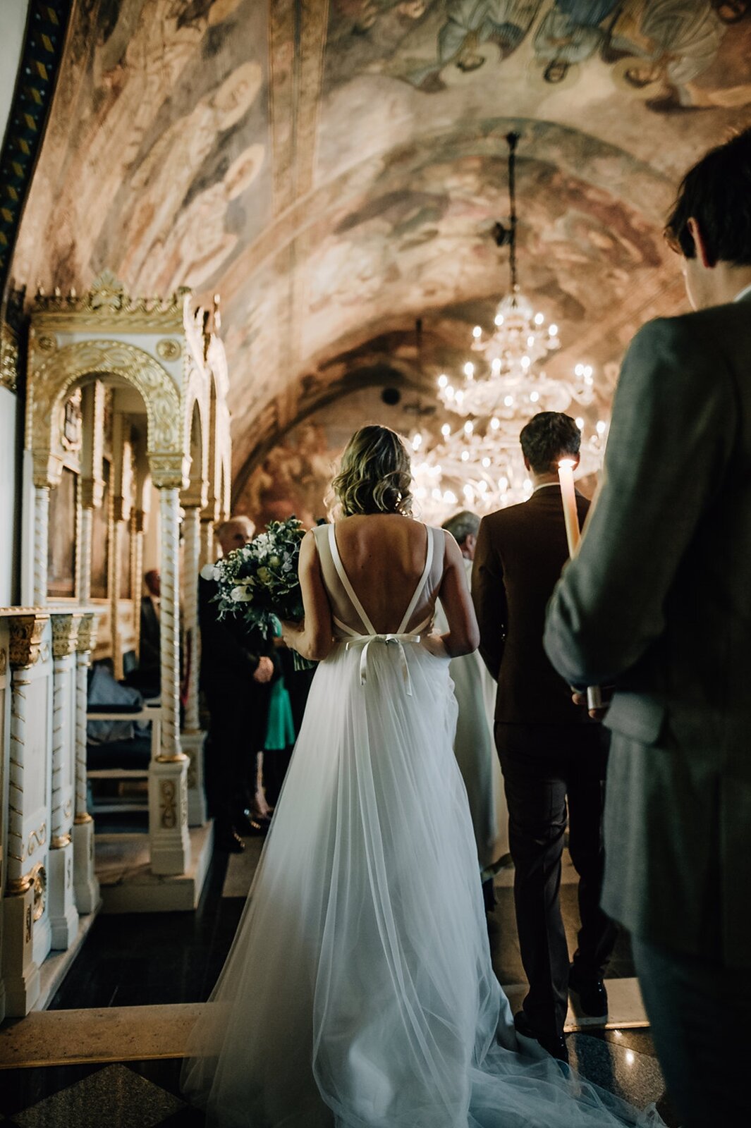 Mlada u crkvi sa freskama i lusterom