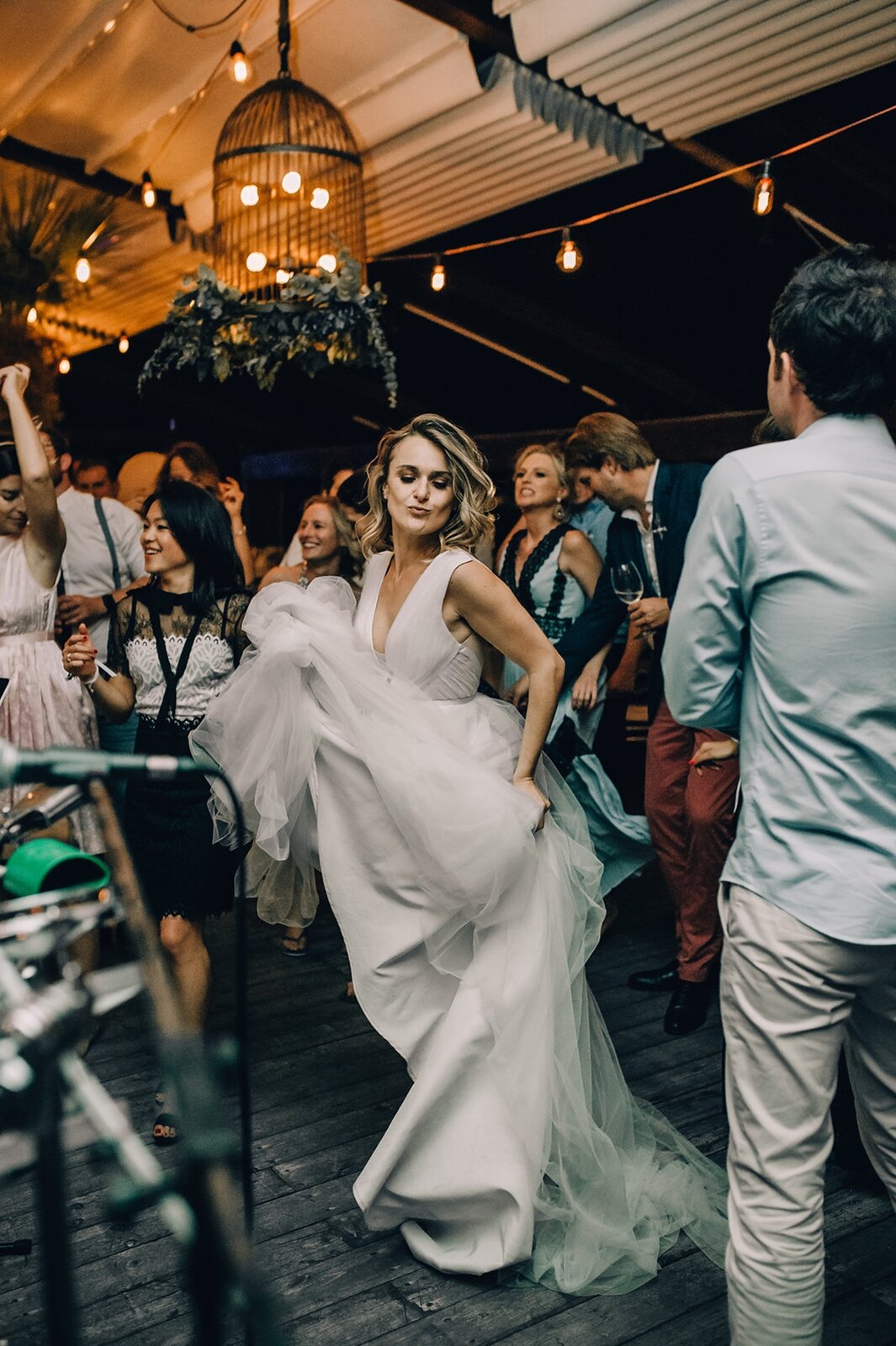 Mlada i mladoženja plešu