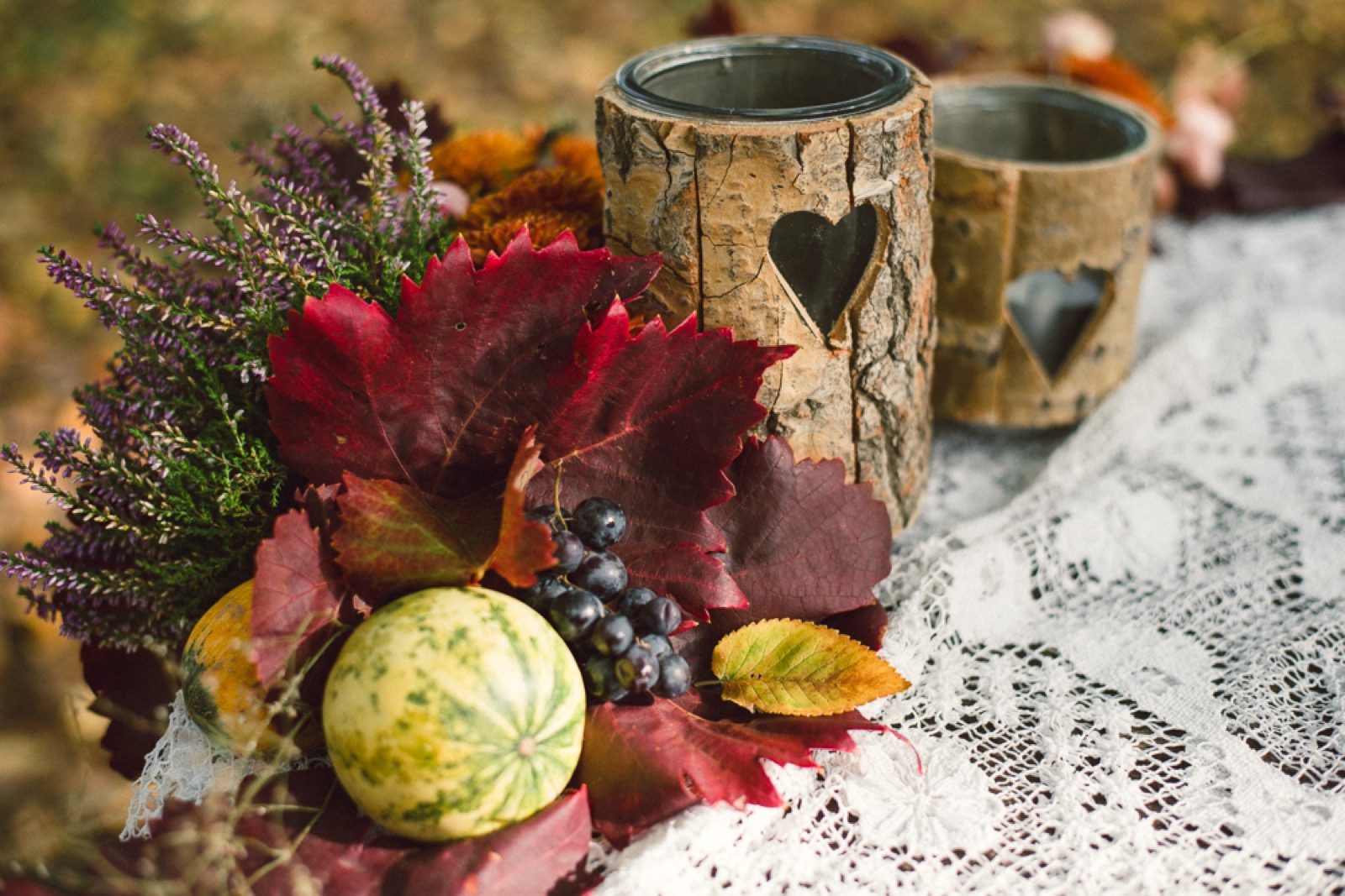 Jesenja dekoracija — pozivnice i bundeve na salaškom stolu