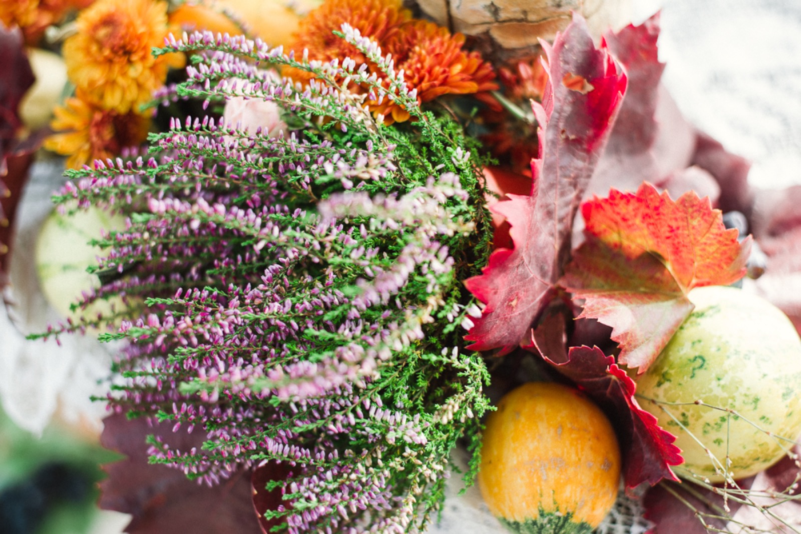 Cvetna dekoracija — hrizanteme, ružice i jesenje lišće