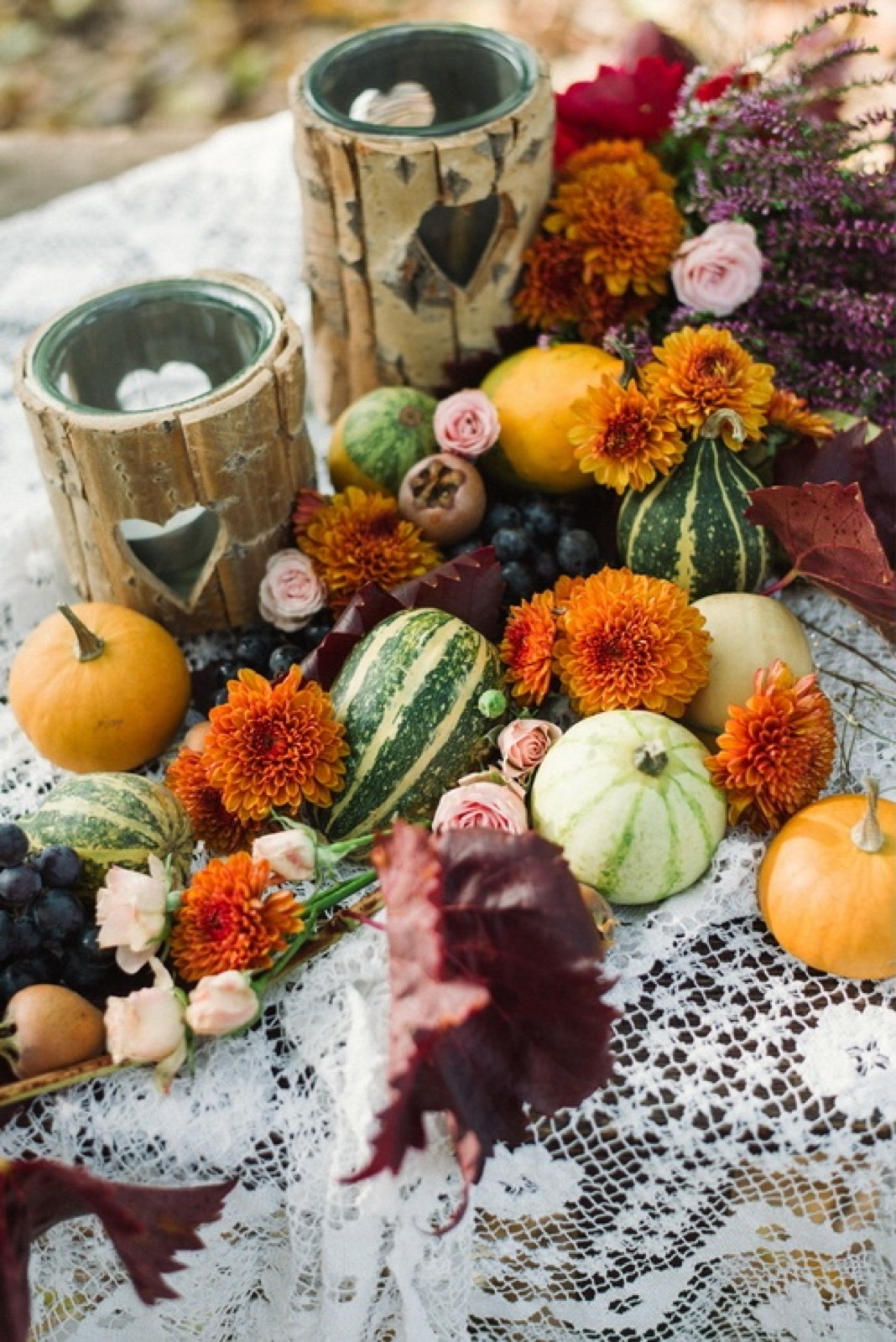 Jesenja trpeza sa vinom, grožđem i bundevama