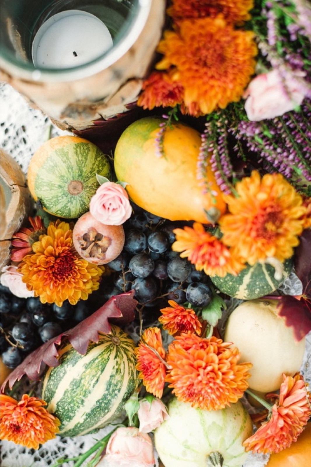 Bundeve ukrašene natpisima — jesenja dekoracija