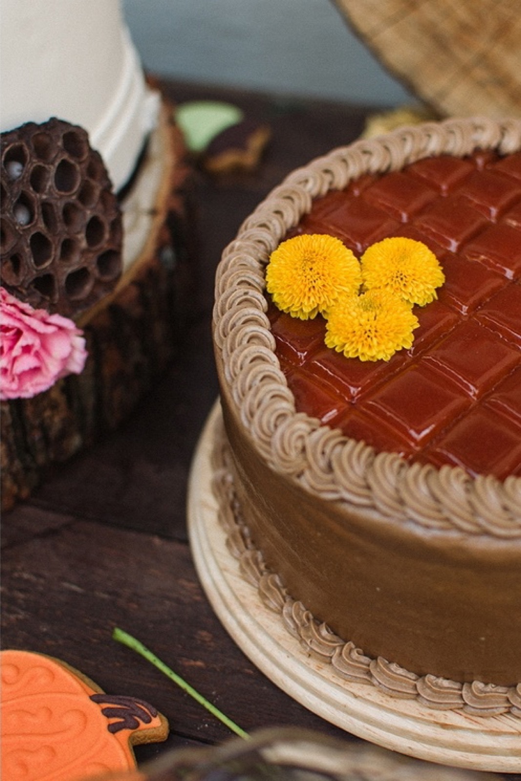 Detalj torte sa jesenjim ukrasima