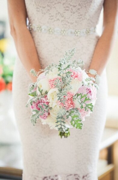 Bidermajer od božura, roze i beli tonovi