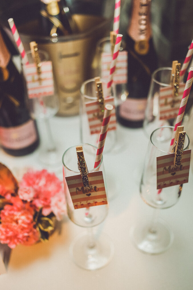 Šampanjac čaša sa roze ružama u pozadini