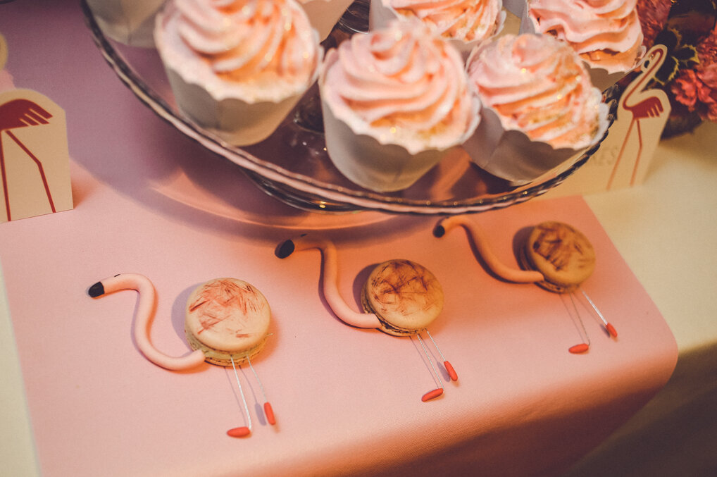 Detaljni prikaz flamingo dekoracije sa makaronima