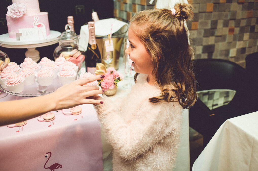 Postavljeni sto sa šampanjcem i dekoracijom noću