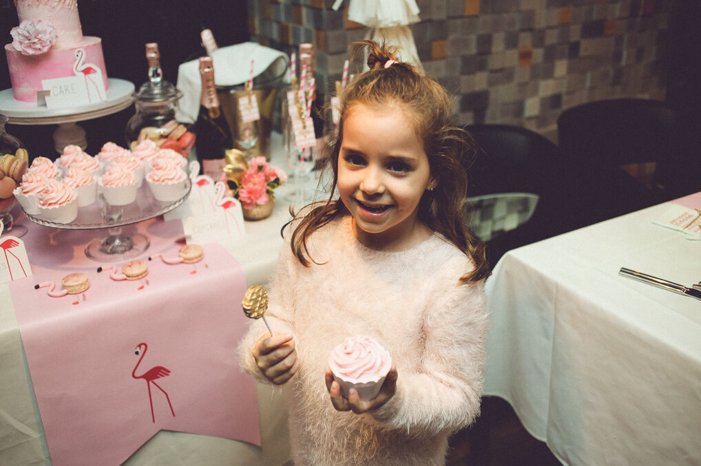 Noćna atmosfera u Terminalu sa roze osvetljenjem