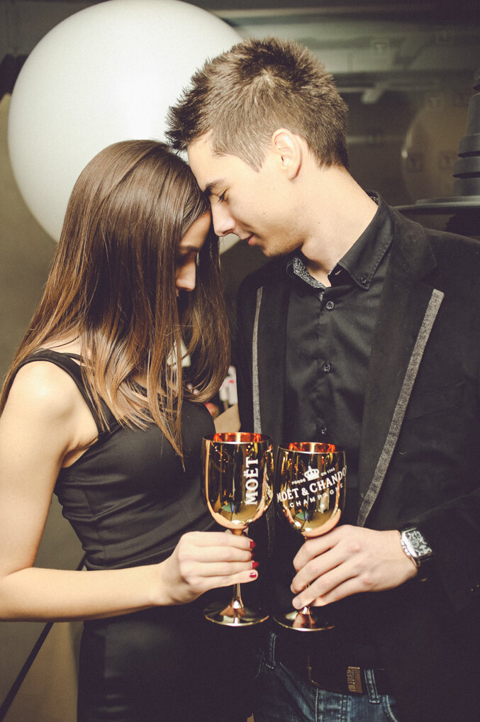 Elegantna večernja atmosfera sa šampanjcem