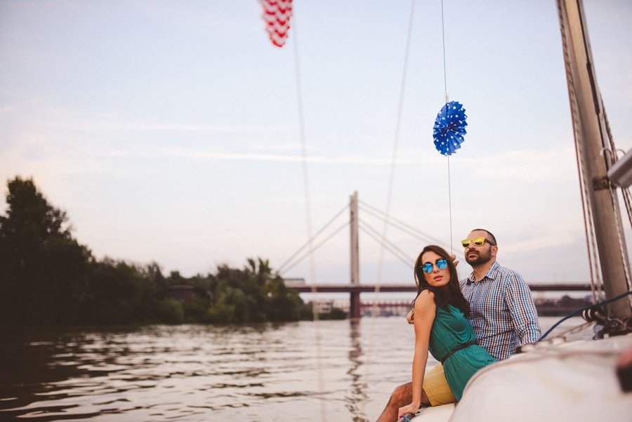 Par na pramcu jedrilice — pogled ka horizontu