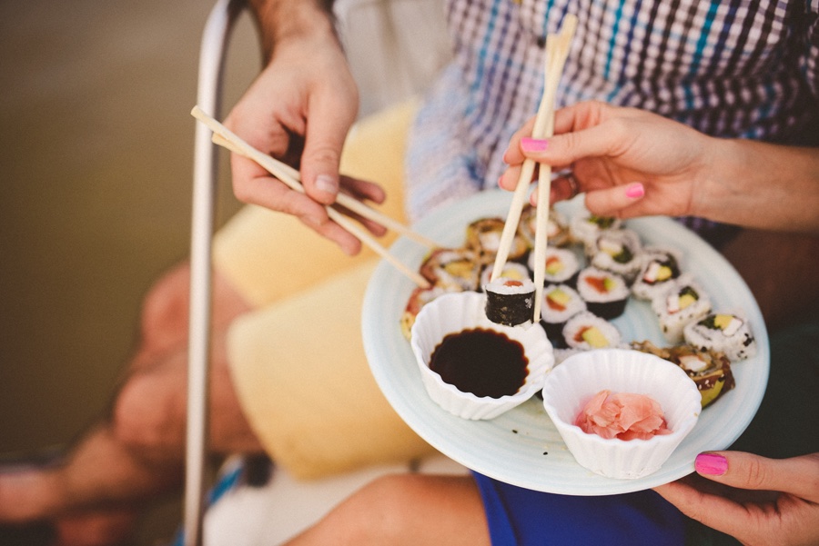 Par uživa u vožnji — sunce zalazi