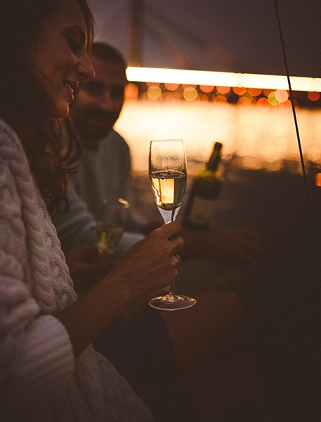 Goran svira gitaru na jedrilici