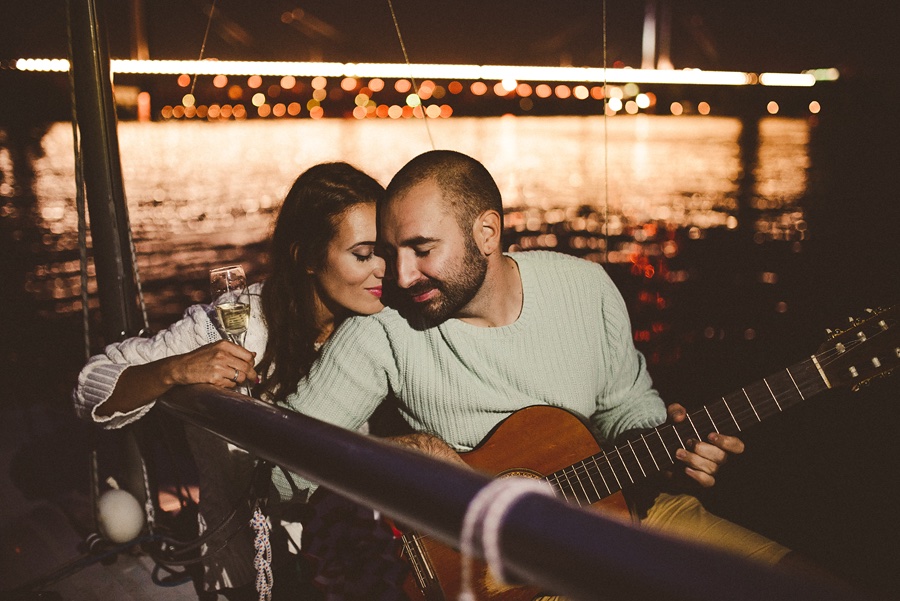 Jedrilica u noći — svedena svetlost