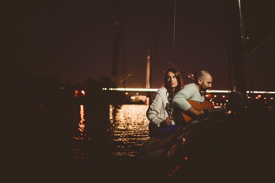 Par pod svetlima grada — jedrilica na Dunavu u noći