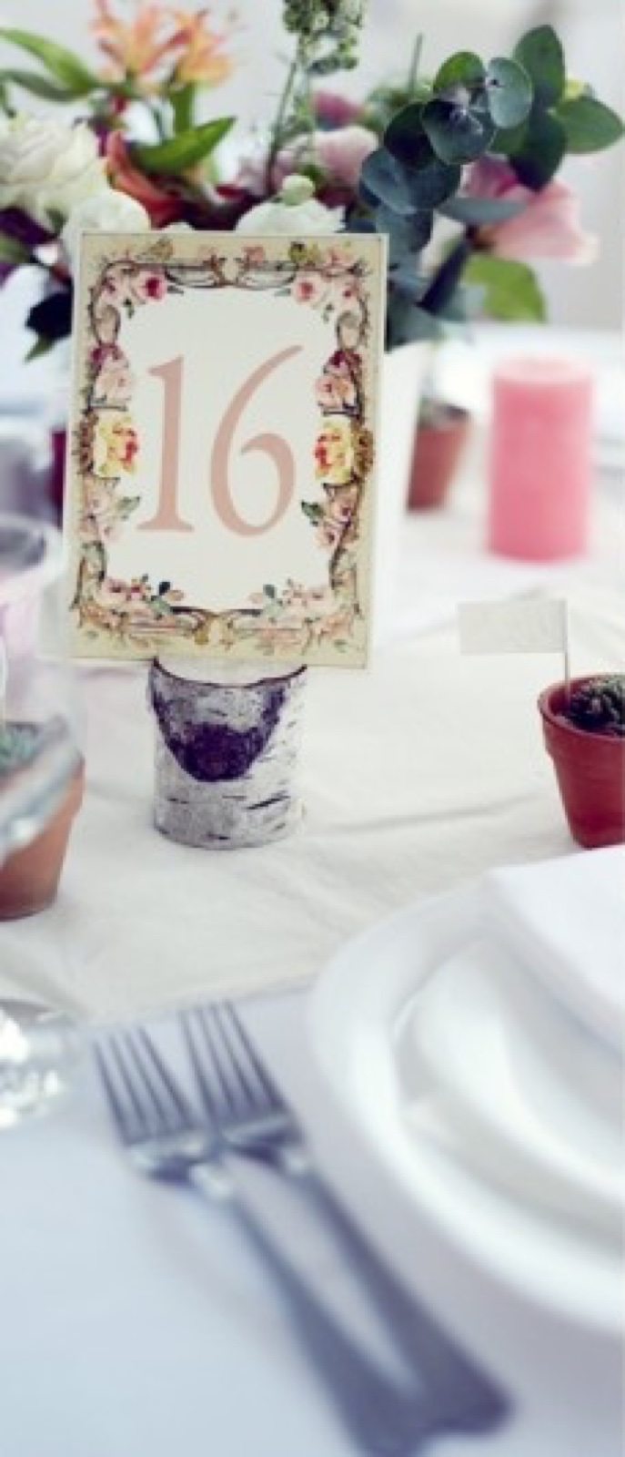 Cvetni aranžman na stolu