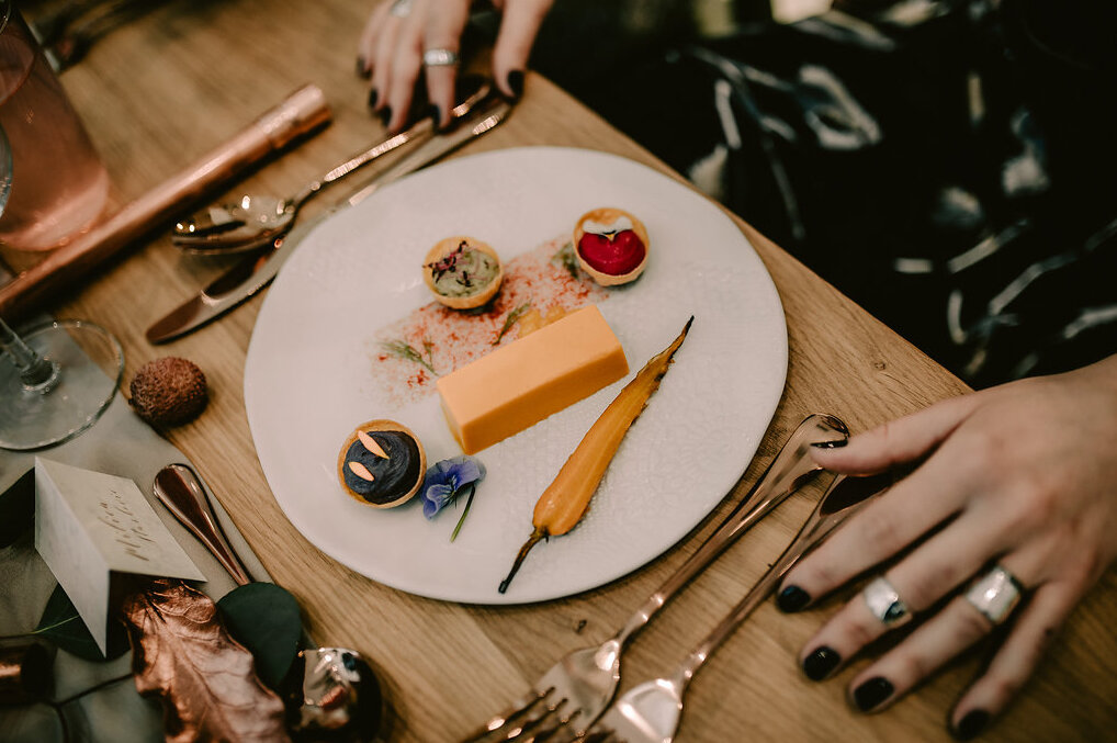 Detalj hrane sa bakarnim priborom