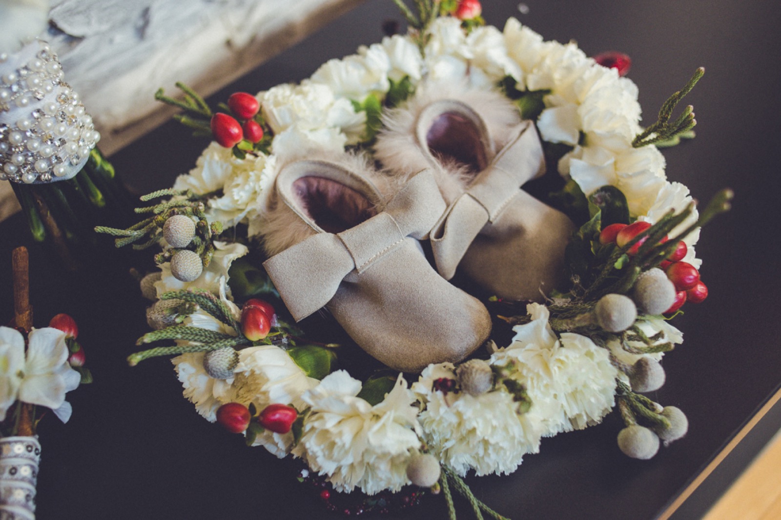 Štapovi za skijanje sa zastavicama na snegu