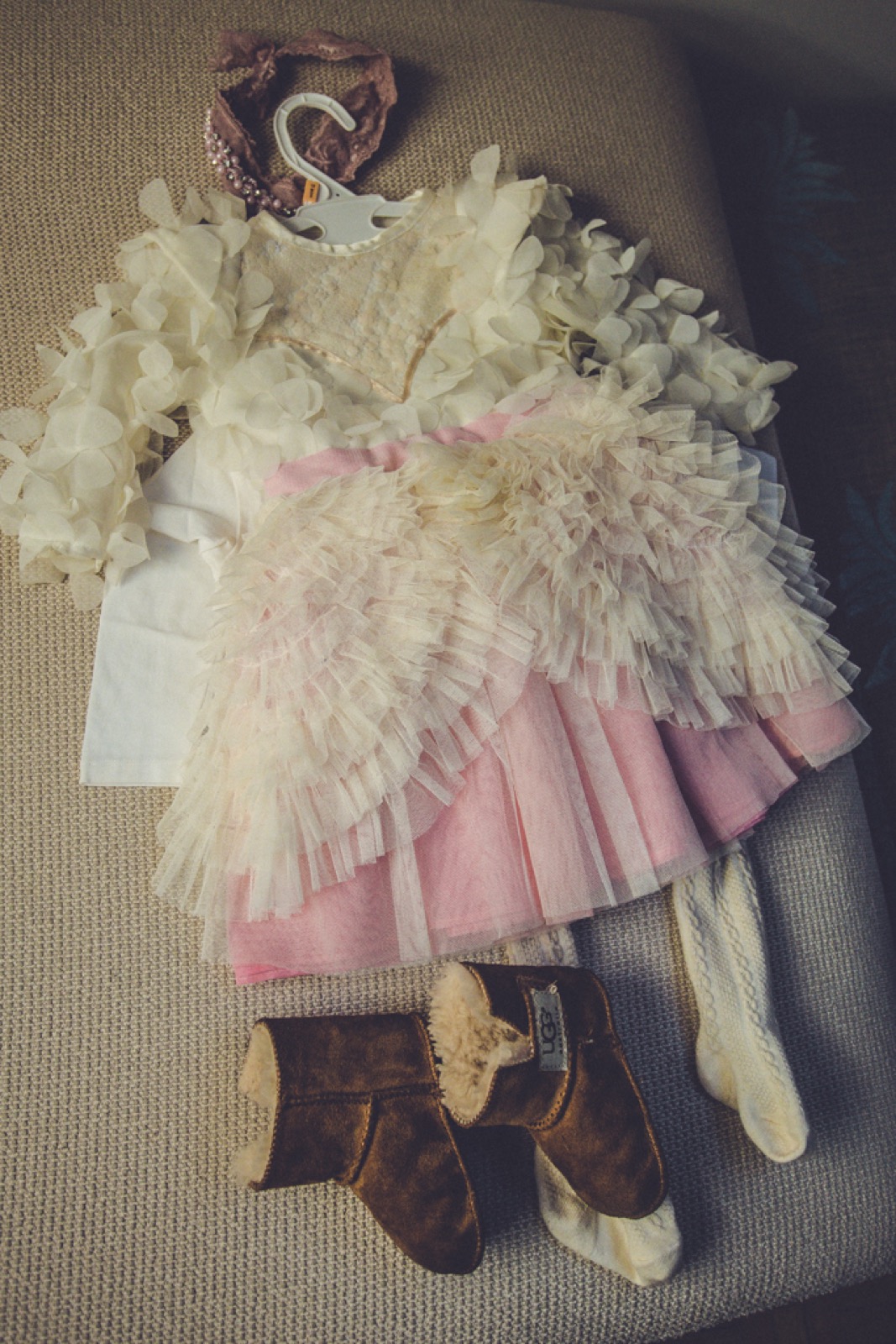 Dečija haljina i čizmice za venčanje