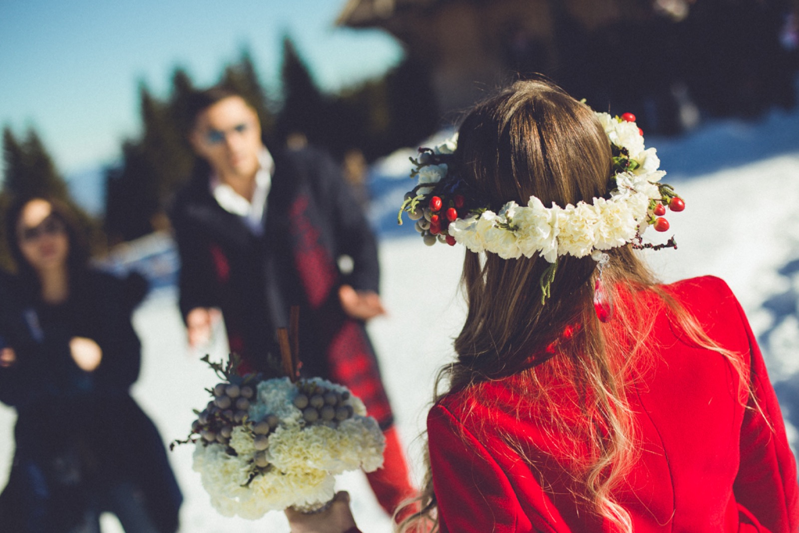 Crveni makaronsi na tanjiru u snegu