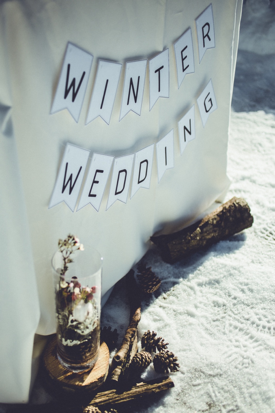 Detalj sa zimskog venčanja — cveće i sveće