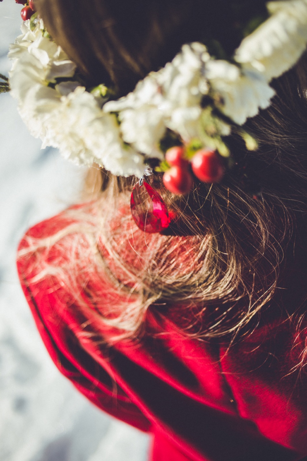 Crveni detalji na belom snegu