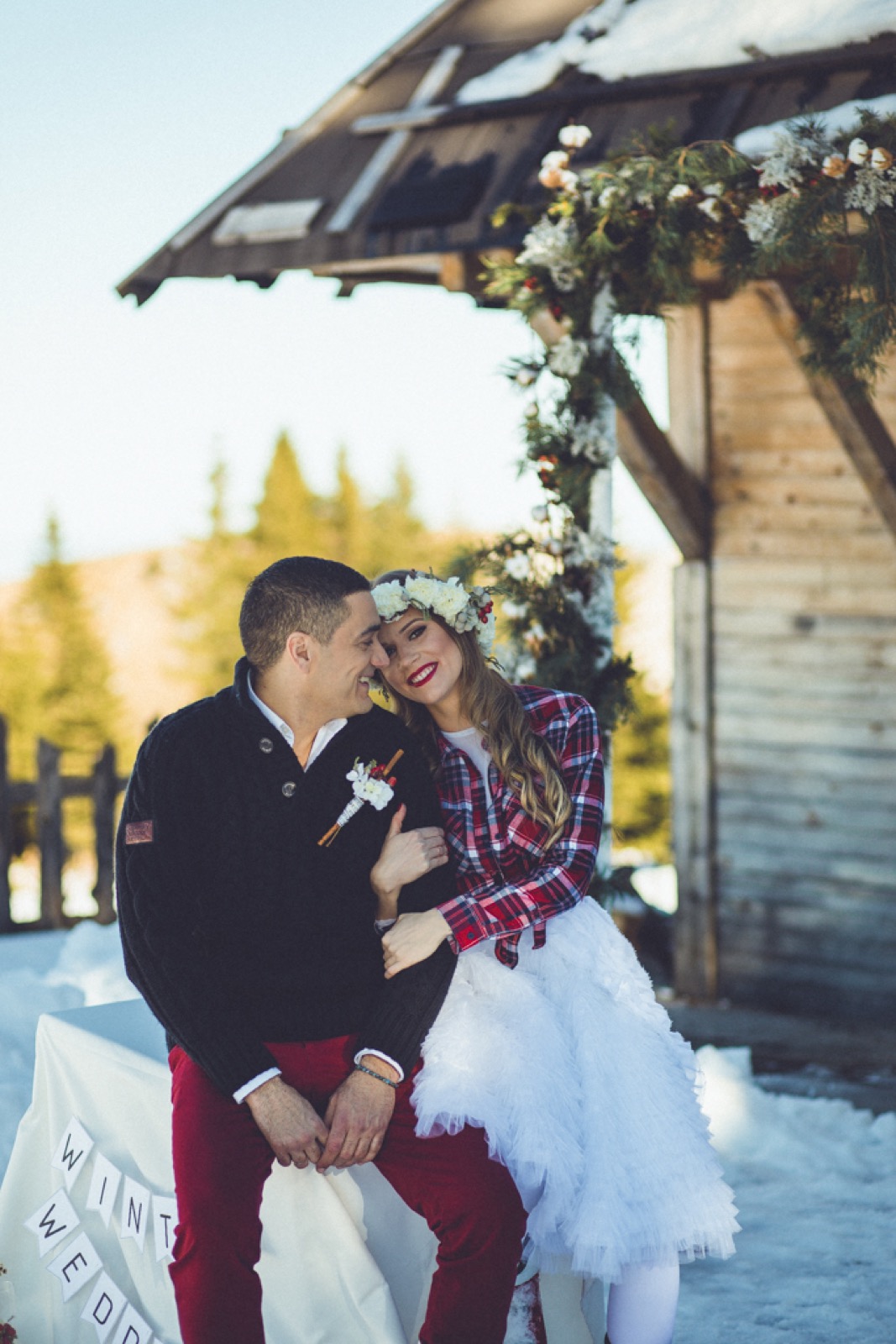 Detalj crvenih skija i srcastih balona