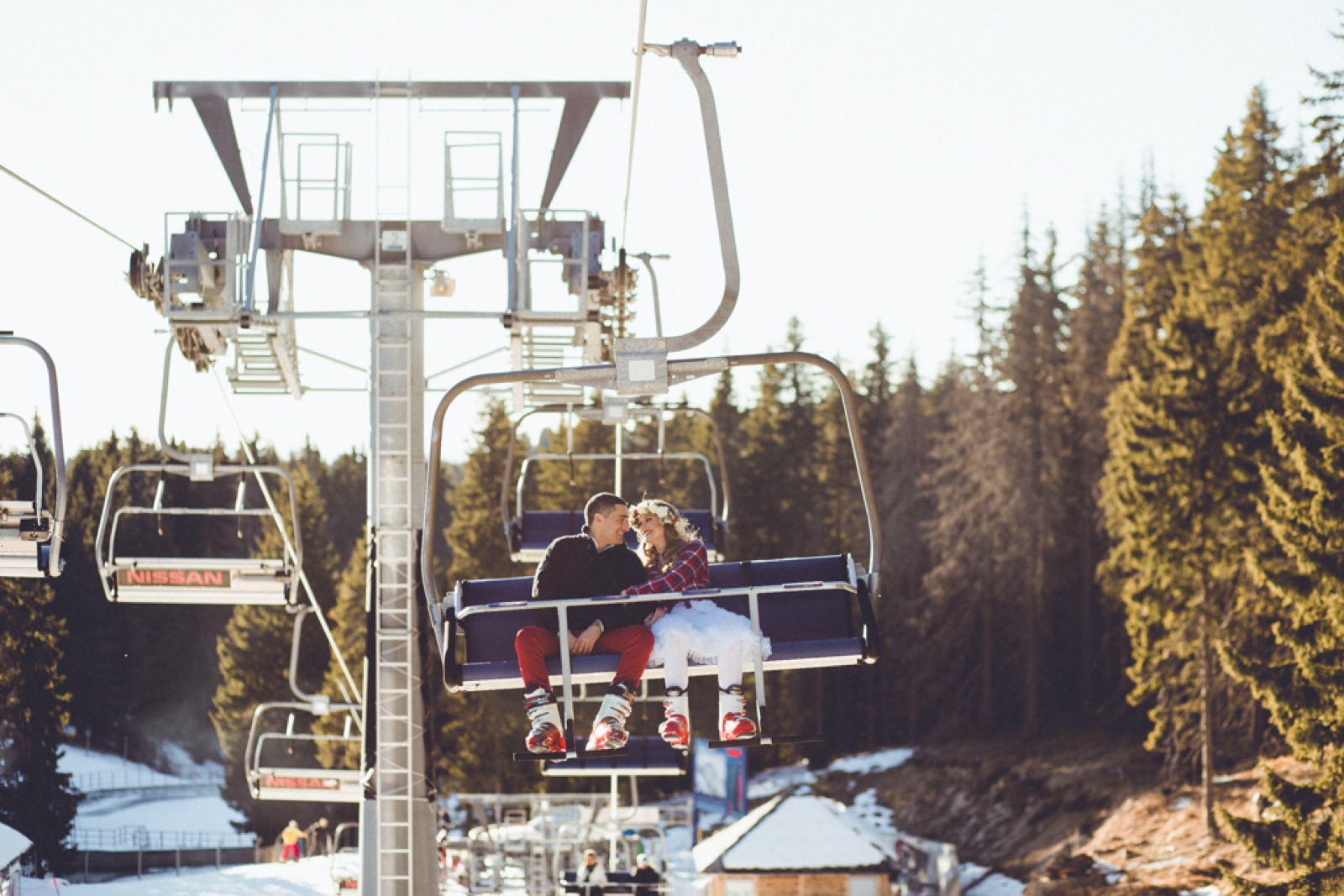 Enterijier planinske kolibe sa venčanom dekoracijom