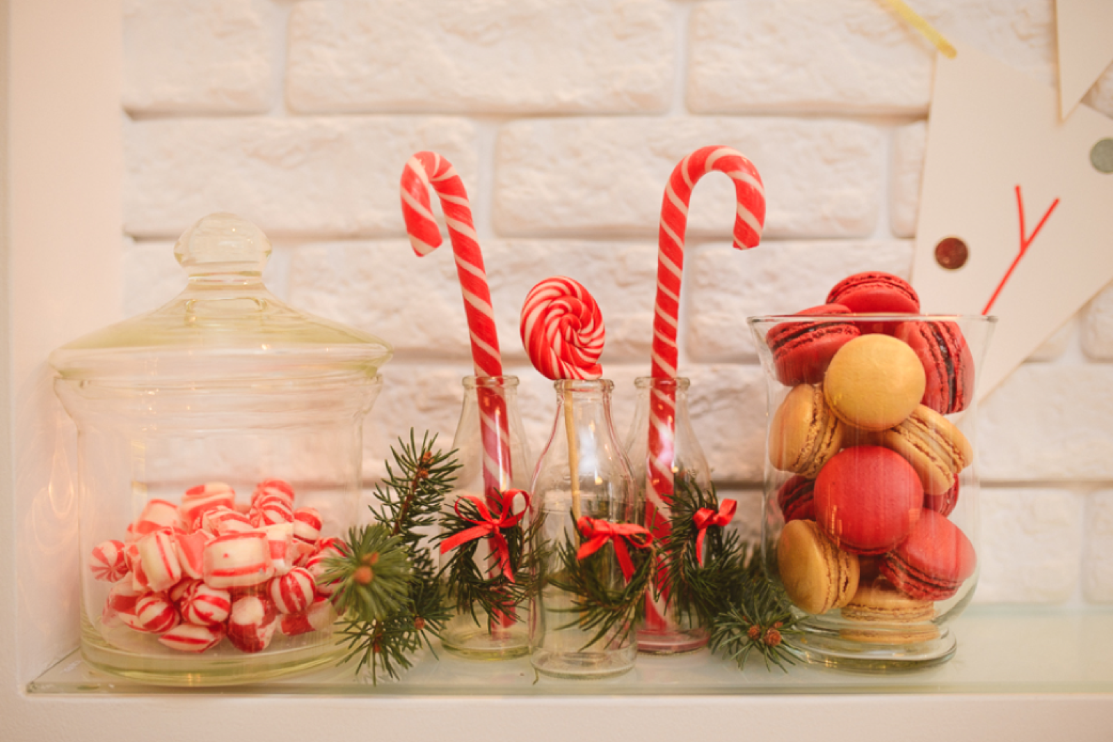 Detalj praznicne dekoracije sa zlatnim ukrasima