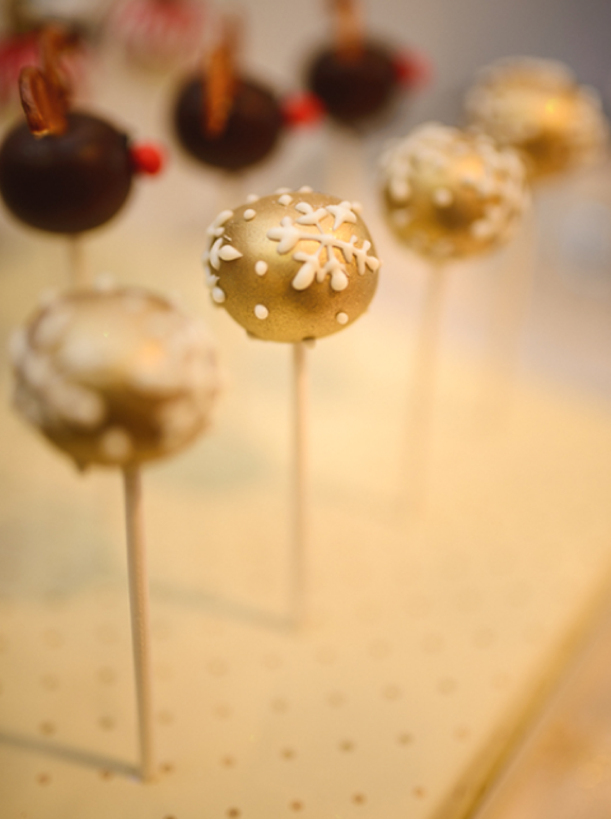 Belo-crvena dekoracija sa tufnicama