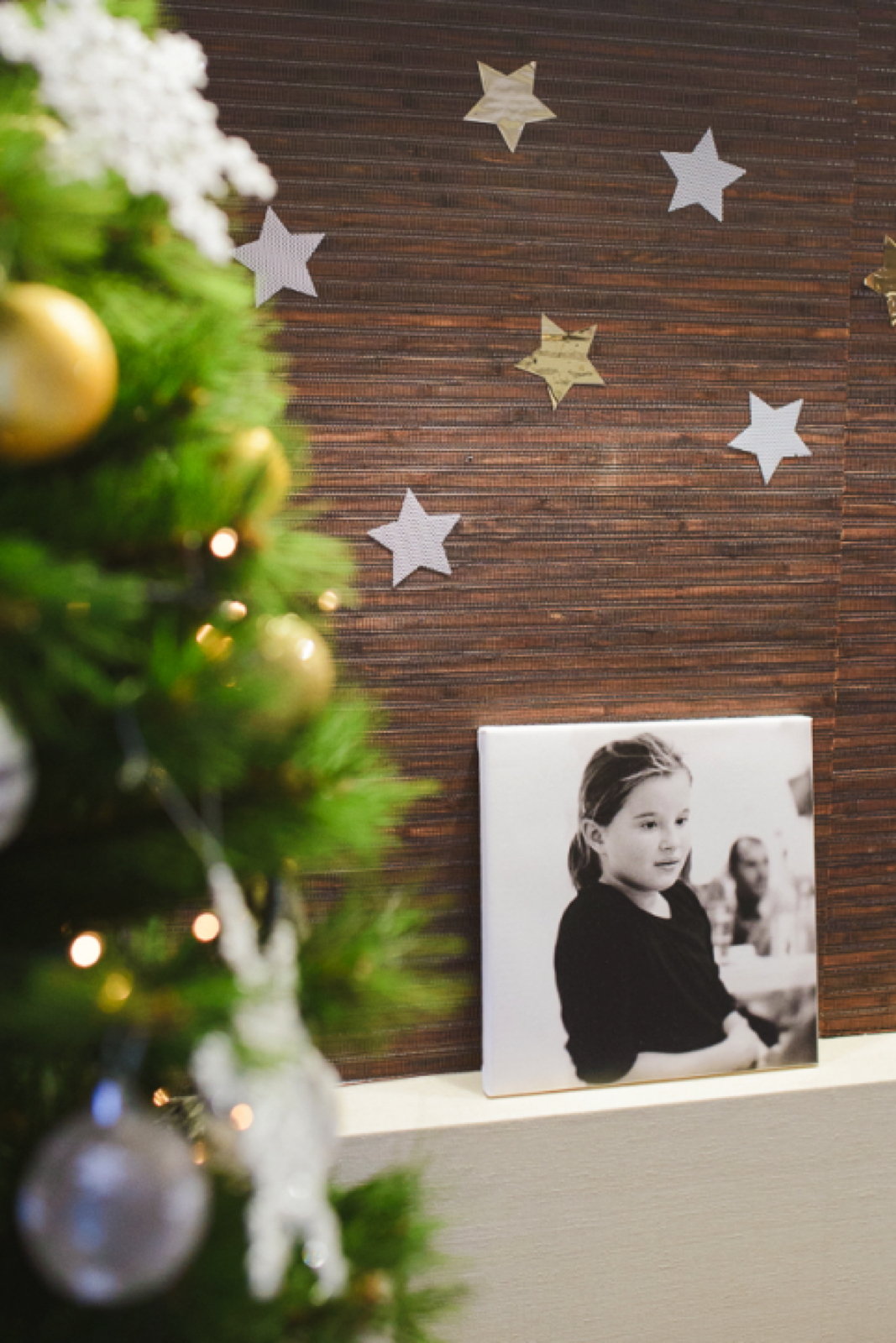 Detalj praznicne stilizacije — zlatni listovi i red crvenih traka