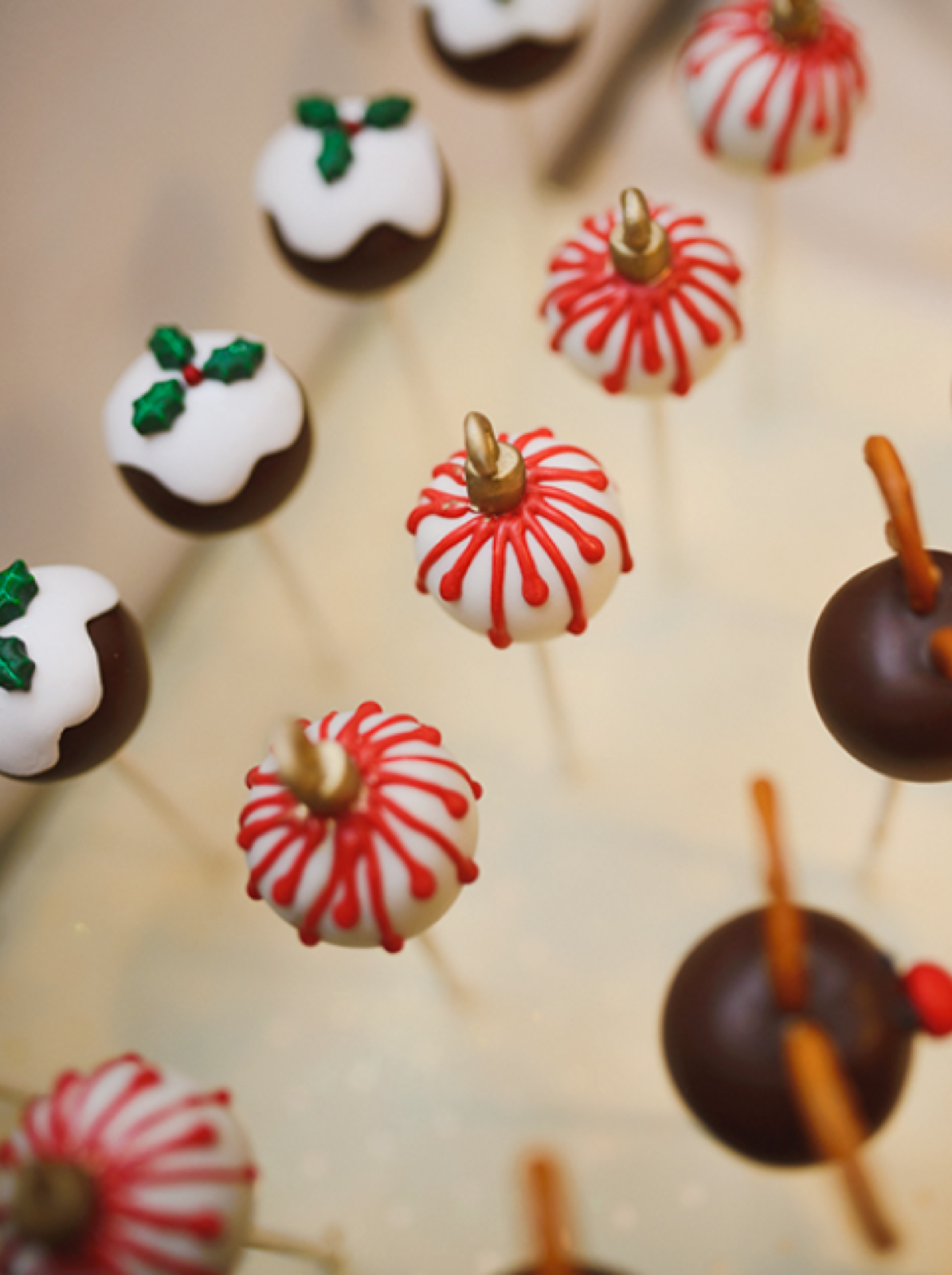 Detalji praznicnog iznenađenja — zlatne zvezdice i crvene trake