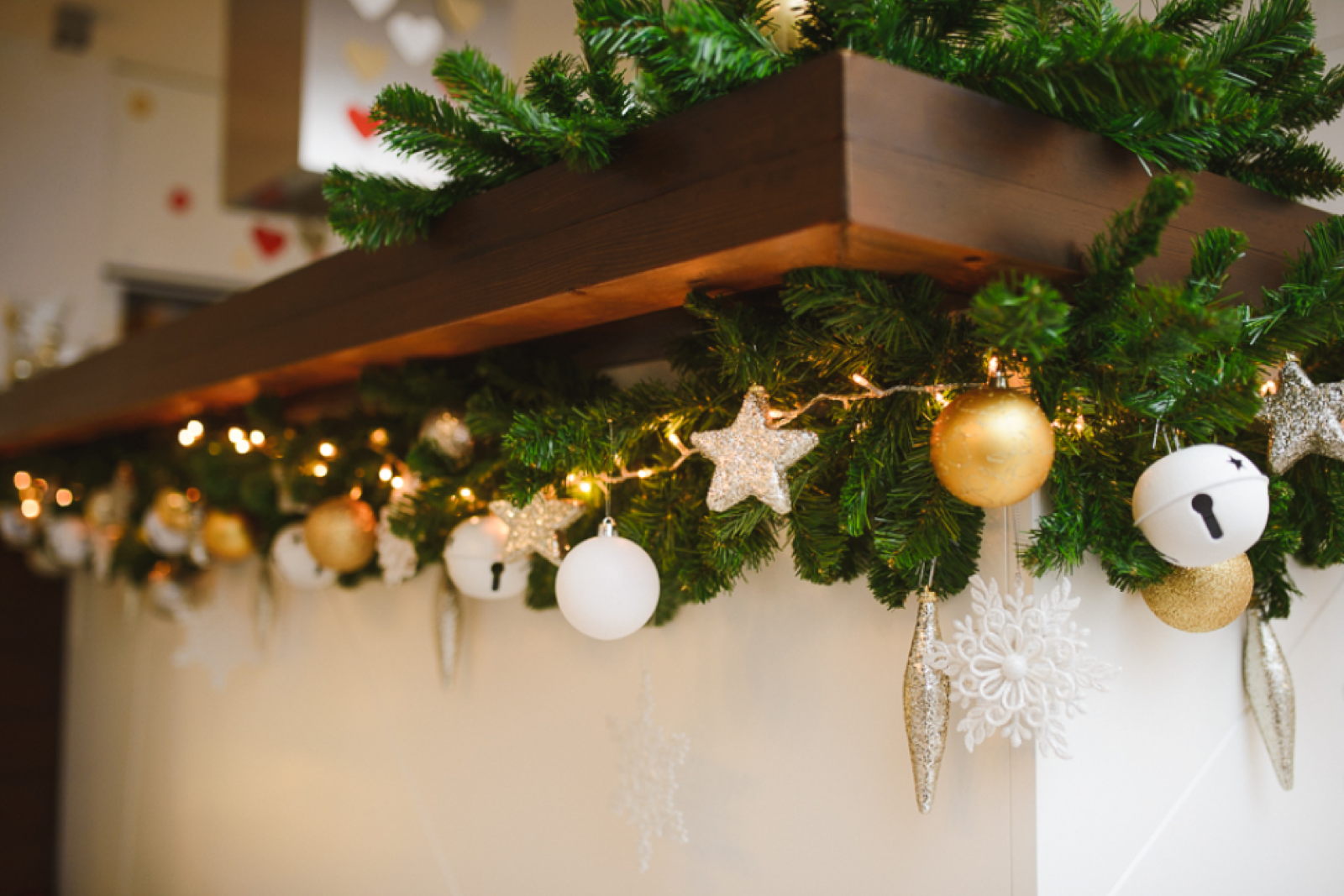 Dekoracija stola sa balonima i cvetnim aranžmanom