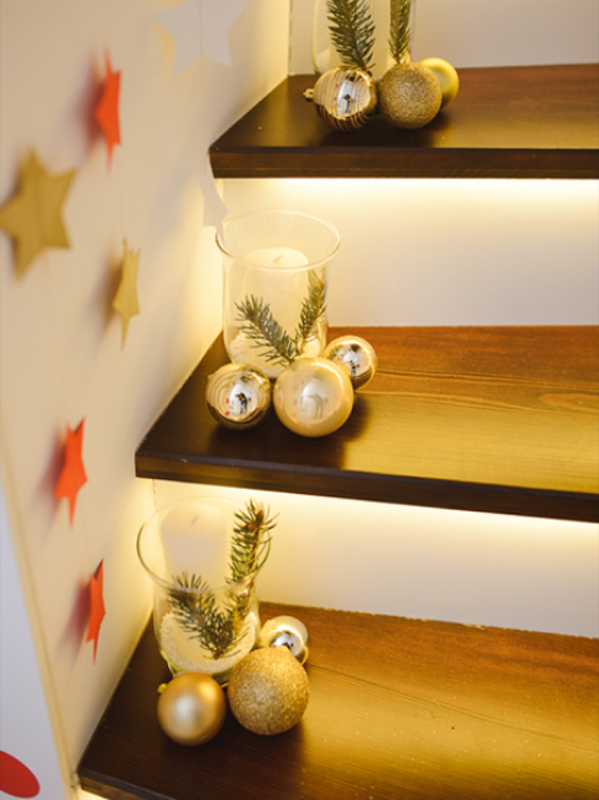 Zlatni ukrasi na jelki — zvezdice, srca i šljokice