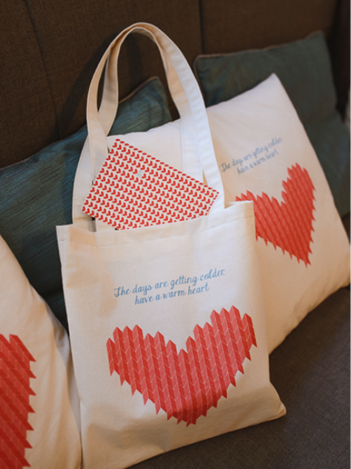 Grafički dizajn praznicnih ukrasa — roze i zlatne etikete