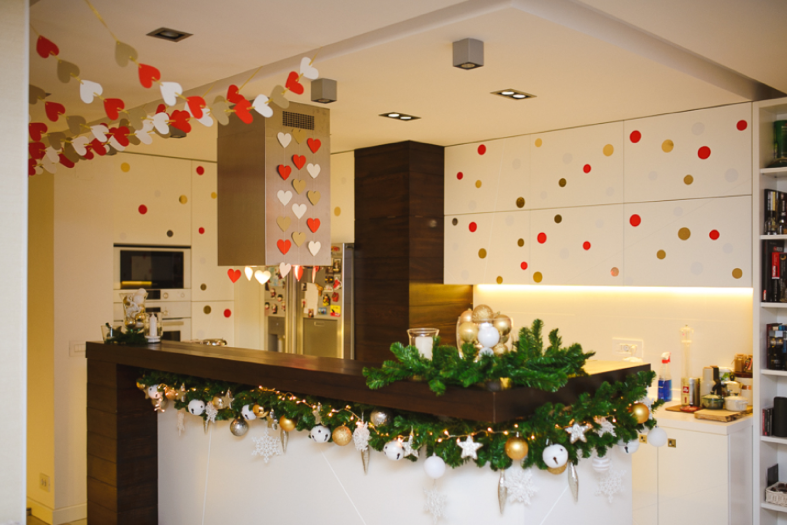 Praznicna garnitura — crvene pokrivke sa zlatnim motivima