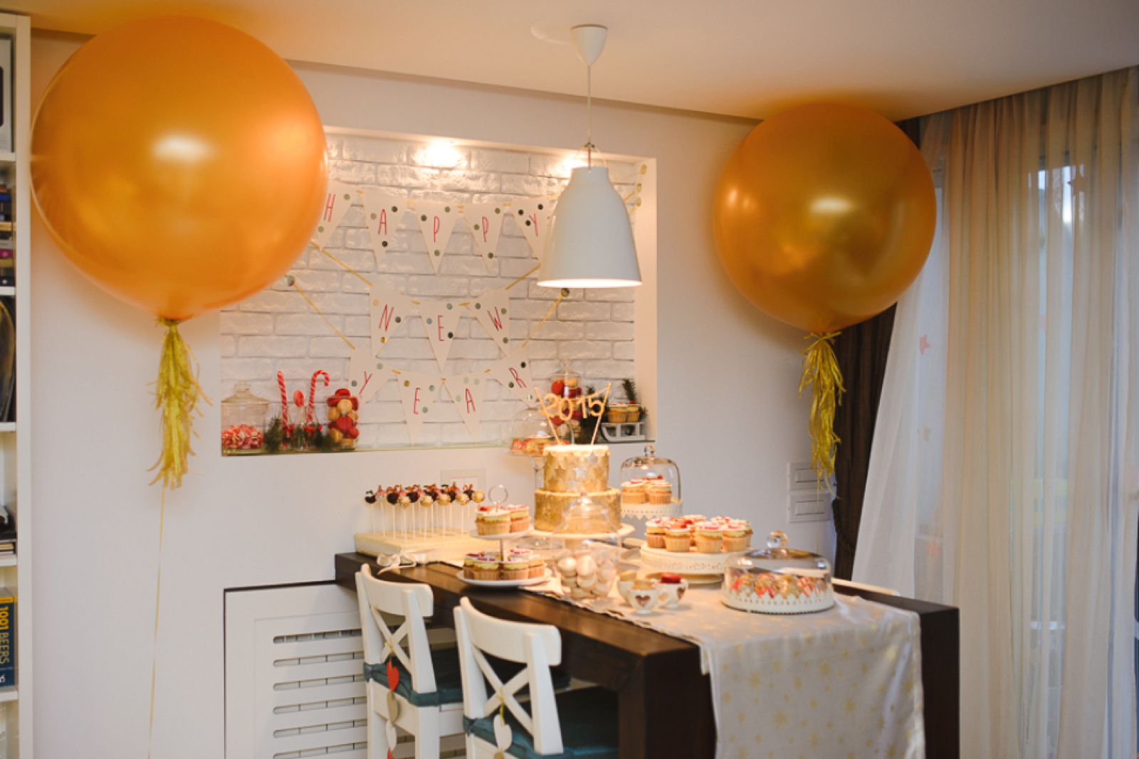 Polica ukrašena crvenim i zlatnim detaljima