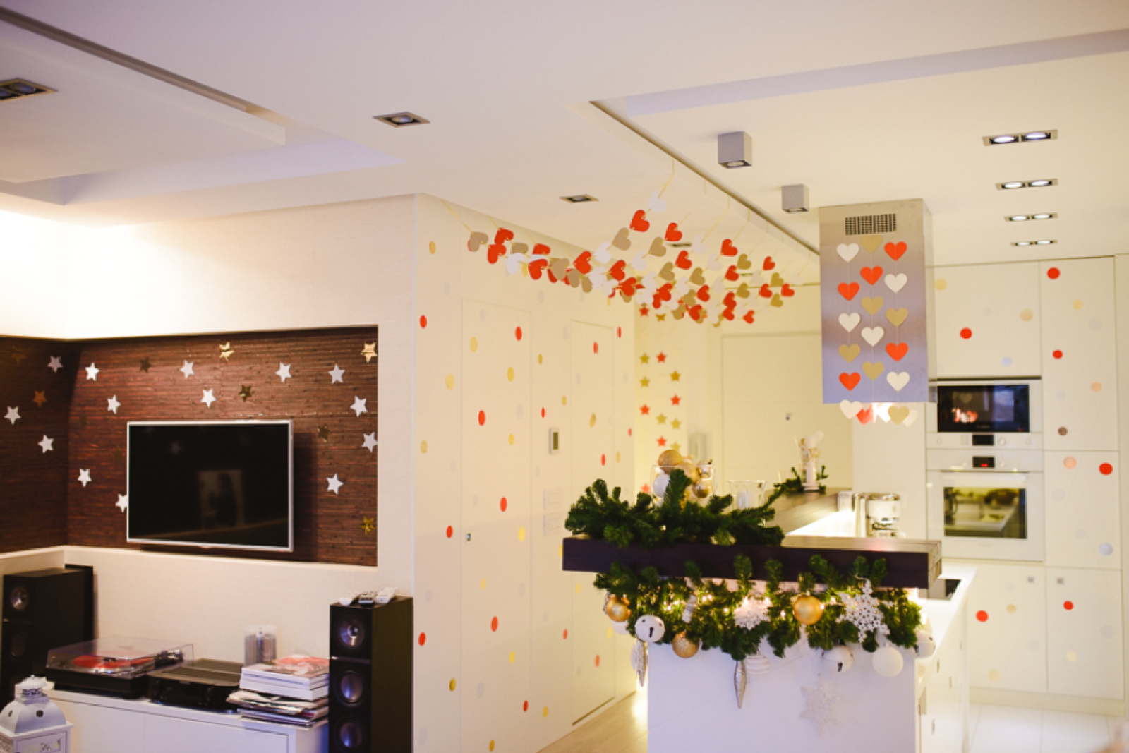 Praznicni detalji — ukrašen sto sa zlatnim svećnjacima