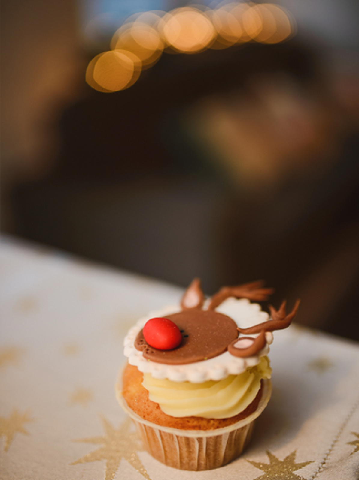 Detalj spavace sobe — zlatne trake i srca na jastucima